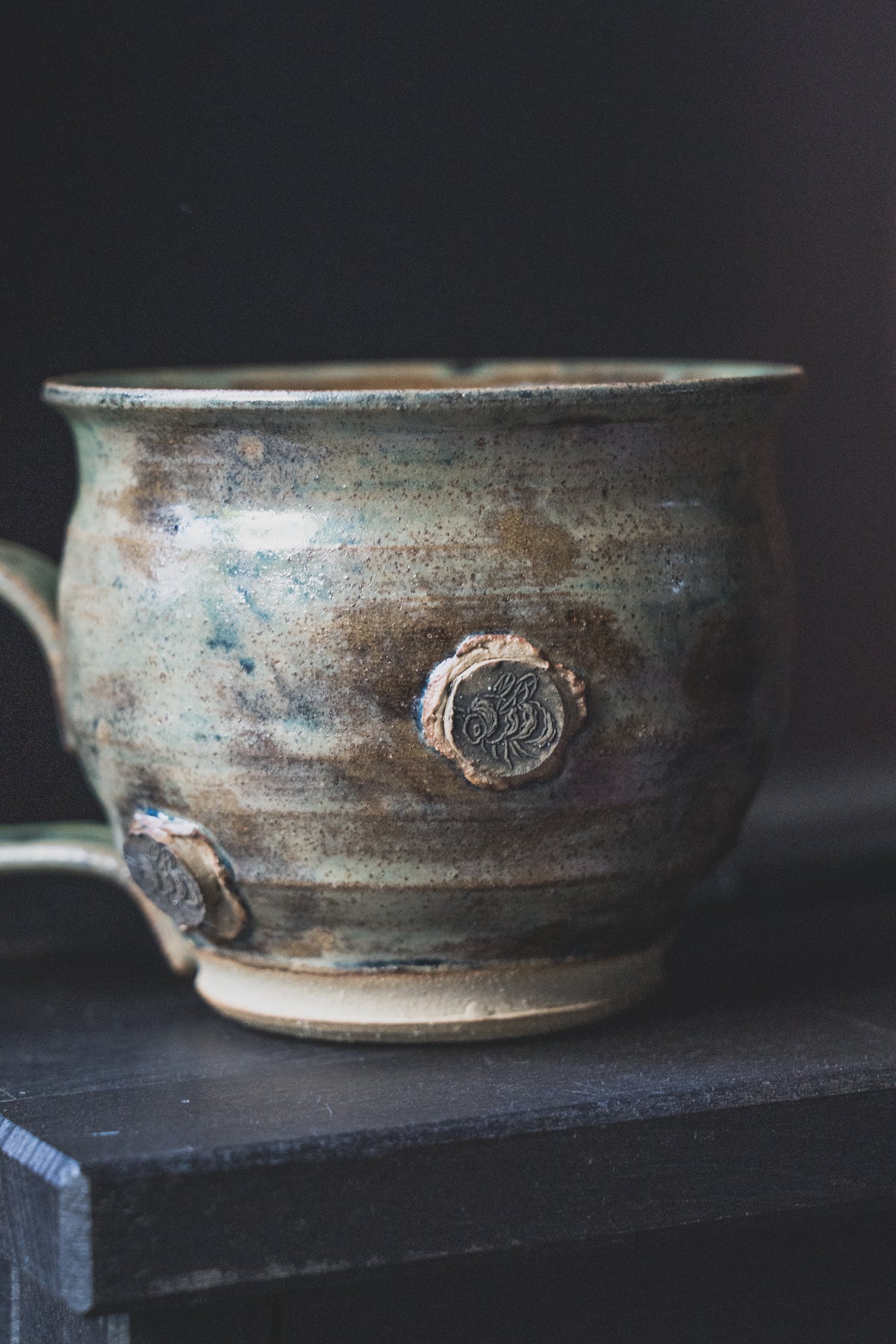Bee charm mug - Verdigris